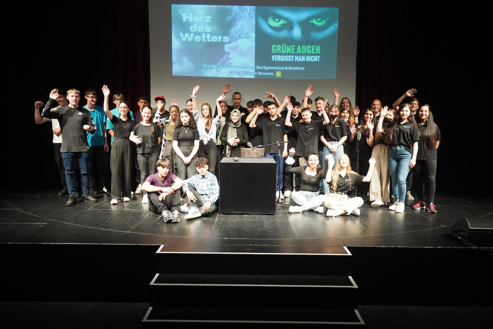 Gruppenfoto der Bremer Schulhausromanpremiere 2022