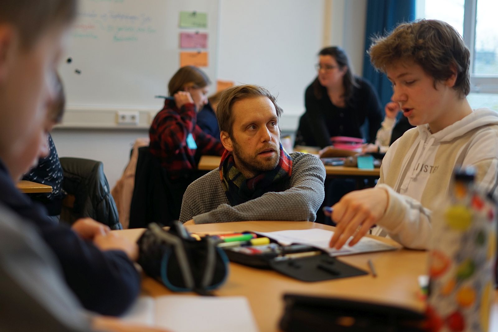 Heinz Helle redet mit einem Schüler über seinen Text