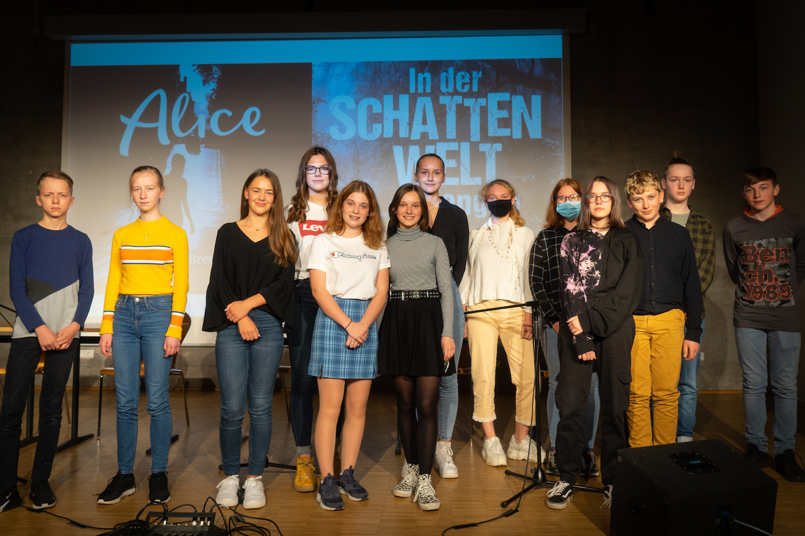 Gruppenfoto der Schüler*innen bei der Premiere des Bremer Schulhausromans 2020