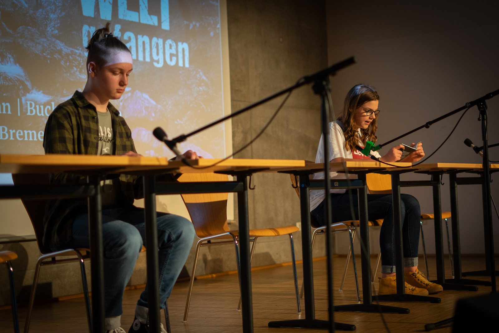 Schüler*innen lesen bei der Premiere des Schulhausromans 2020