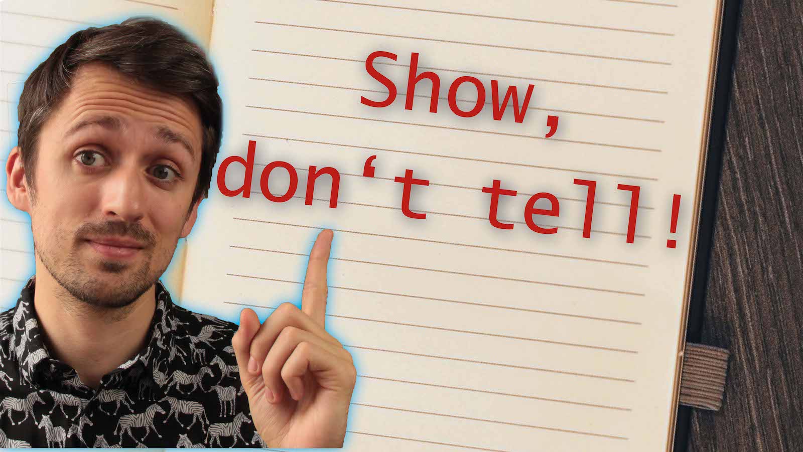 Fabian Navarro zeigt auf den Schriftzug Show don't tell!