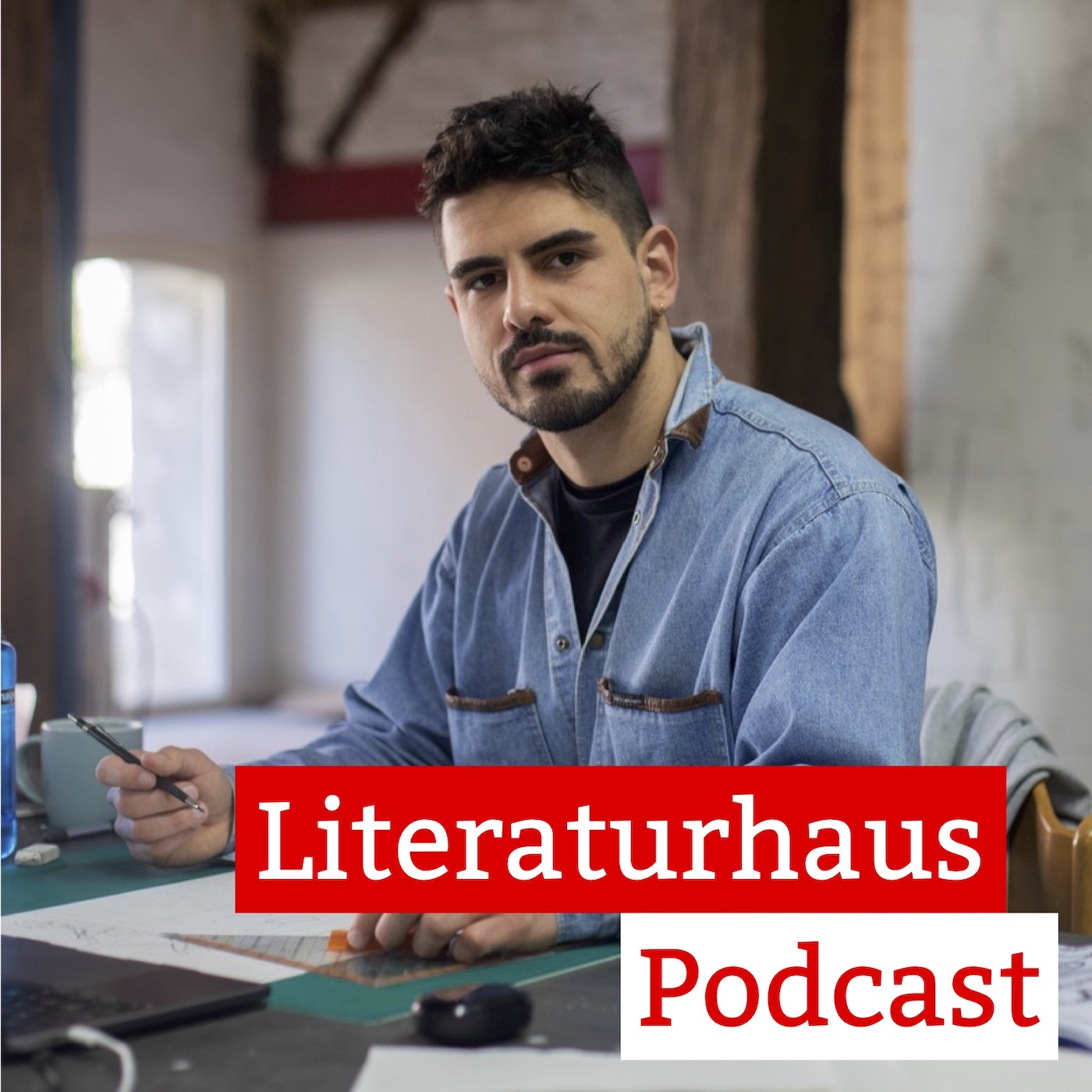 Foto von Adrian Pourviseh mit dem Schriftzug des Literaturhaus-Podcasts