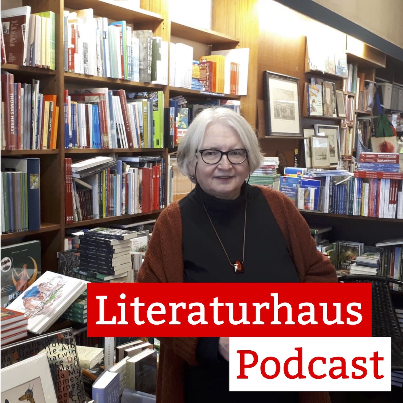 Foto von Angelika Plückebaum mit Schriftzug des Literaturhaus-Podcasts