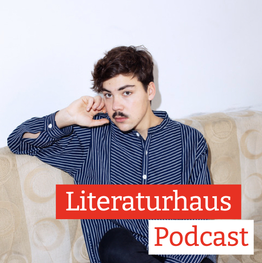 Porträtbild von Aron Boks mit Literaturhaus Podcast Logo