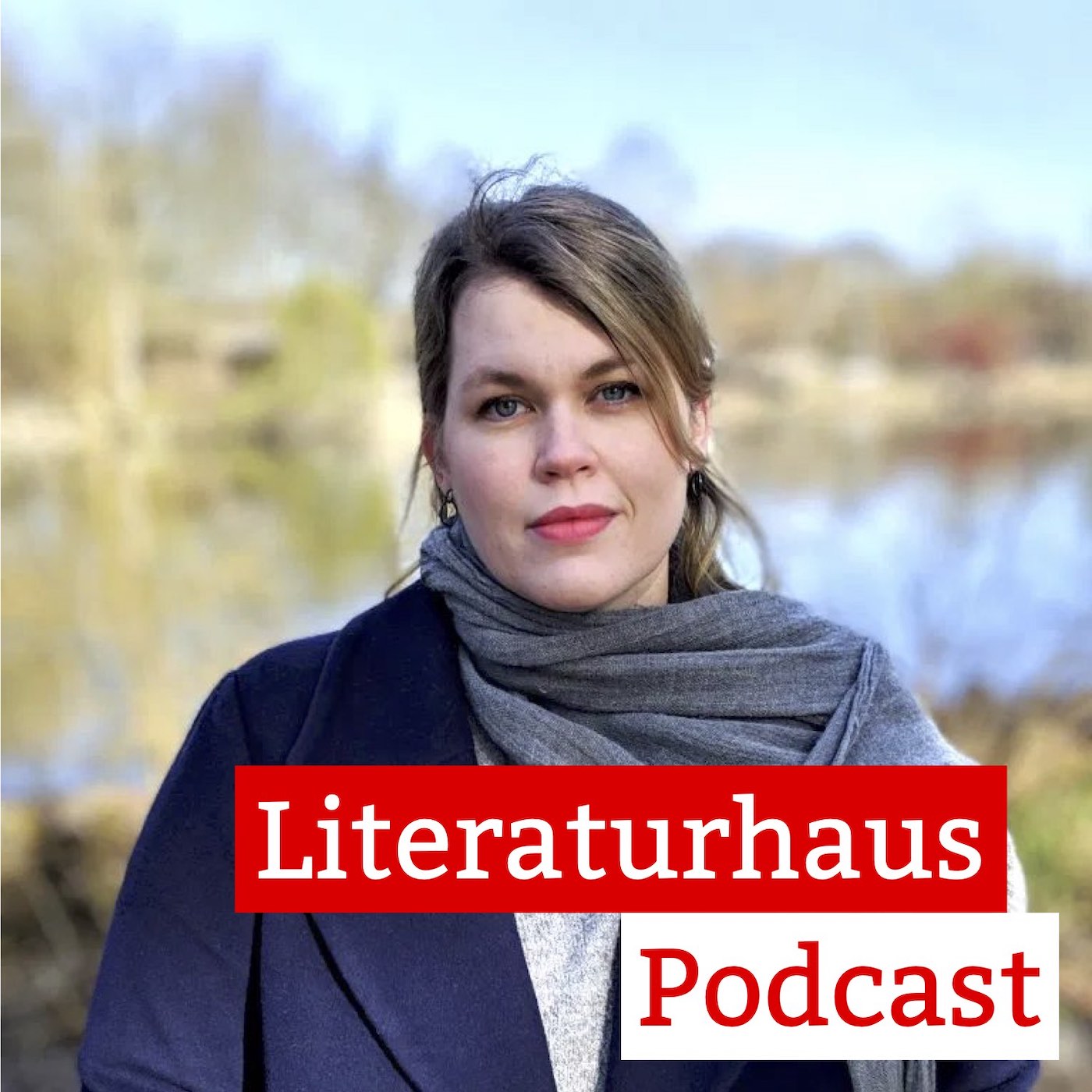 Foto der Schriftstellerin Berit Glanz mit dem Schriftzug des Literaturhaus-Podcasts, im Hintergrund Natur