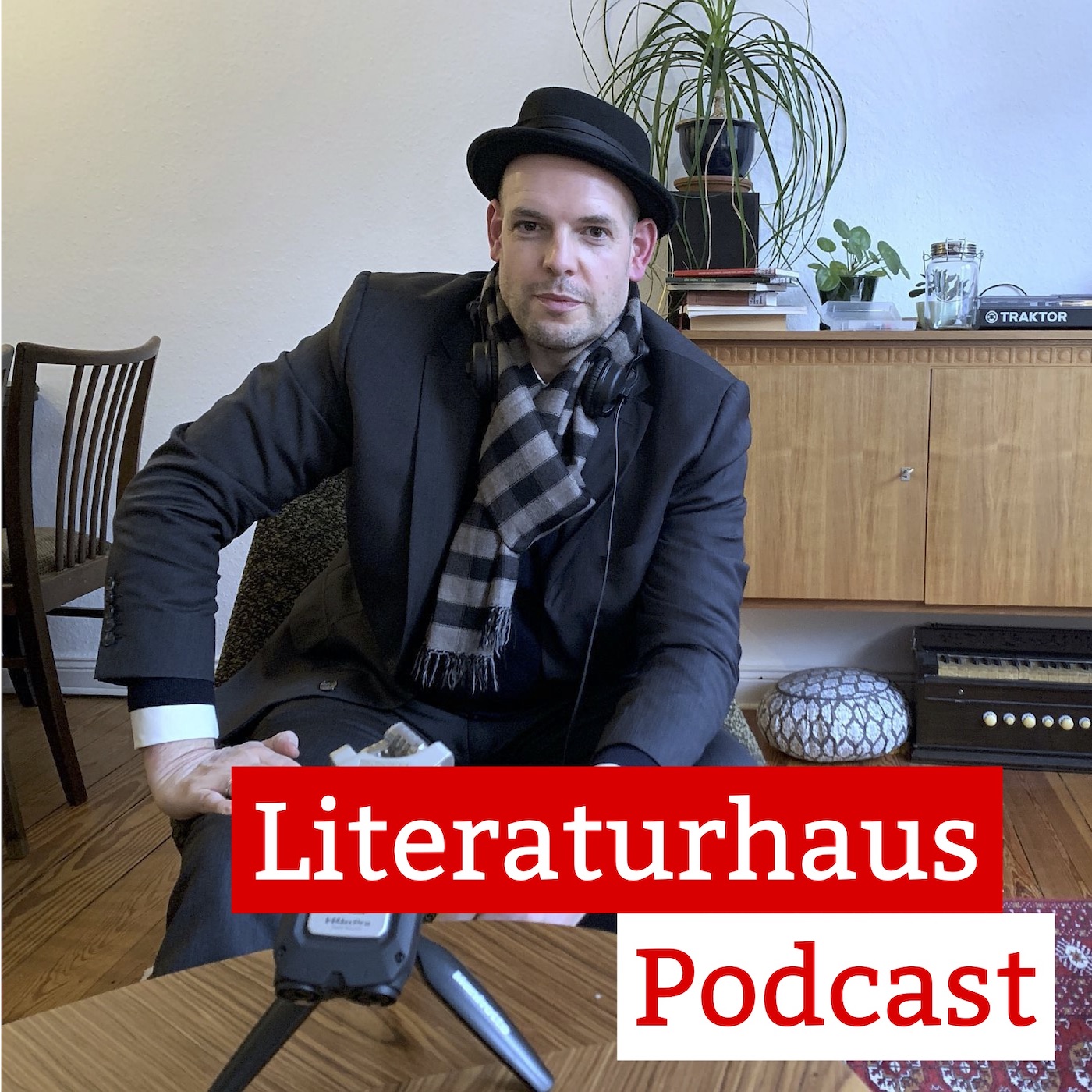 Foto des Slam-Poeten Bas Böttcher mit dem Podcast-Schriftzug