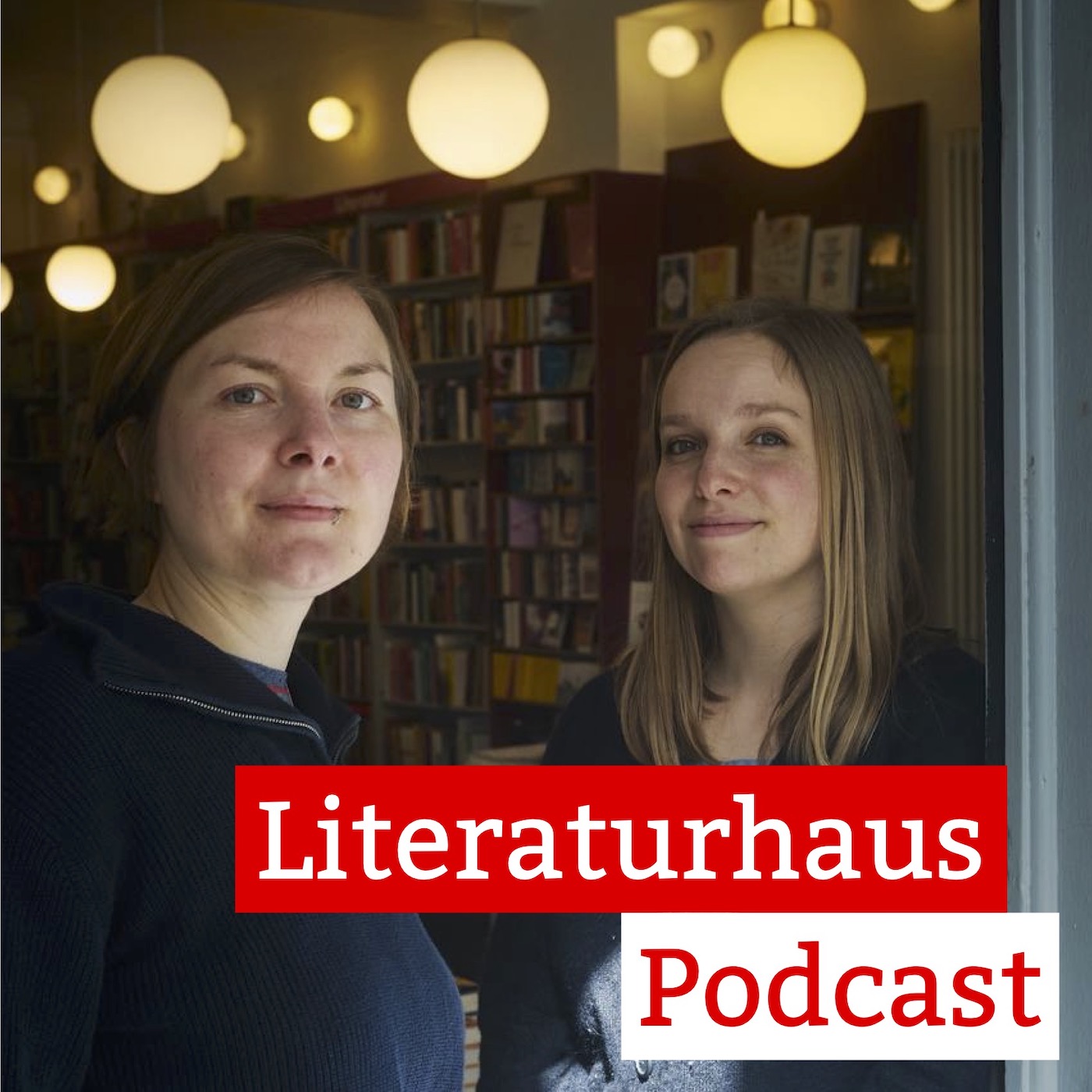 Foto von Marlene Schmidt und Alena Glandien mit dem Schriftzug des Literaturhaus Podcasts