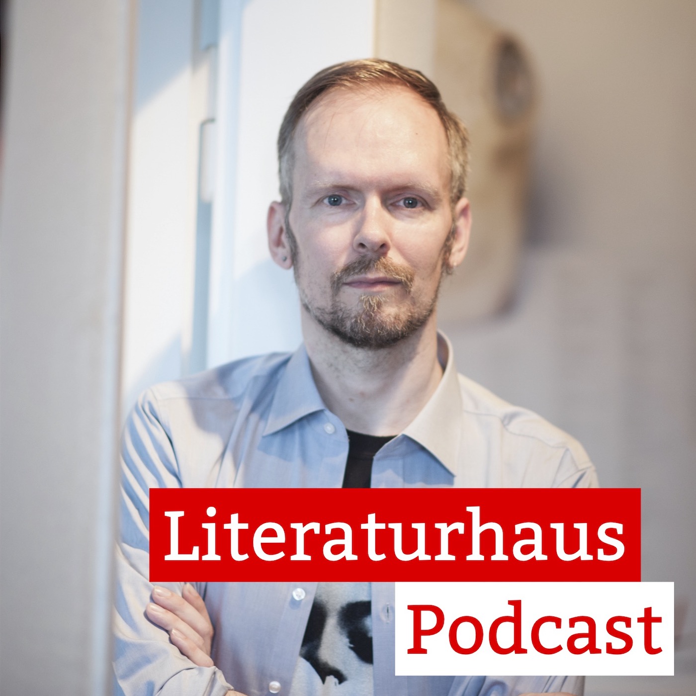 Foto des Autors Dietmar Dath mit dem Schriftzug des Litertaurhaus-Podcasts
