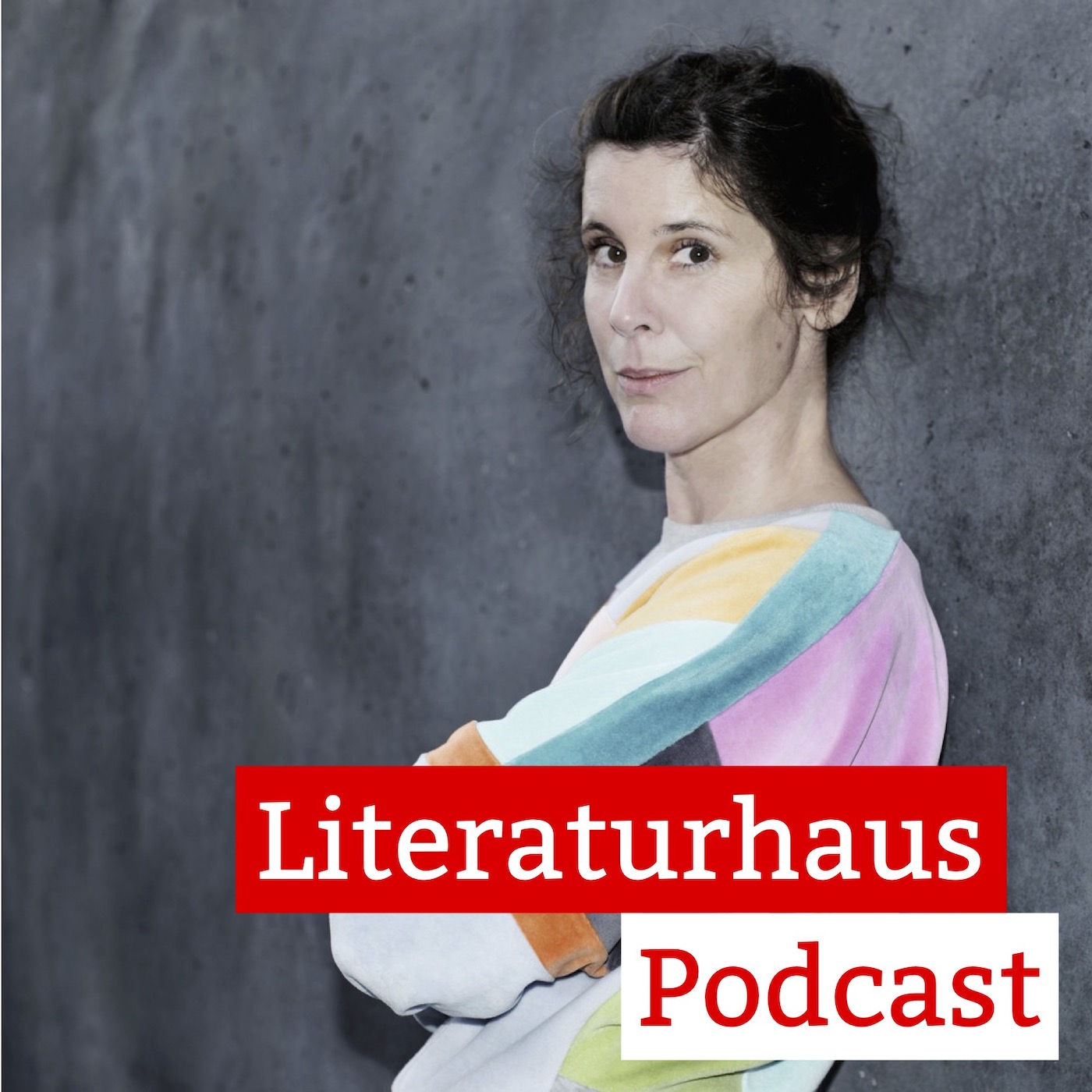 Foto von Daniela Dröscher mit dem Schriftzug des Literaturhaus-Podcasts