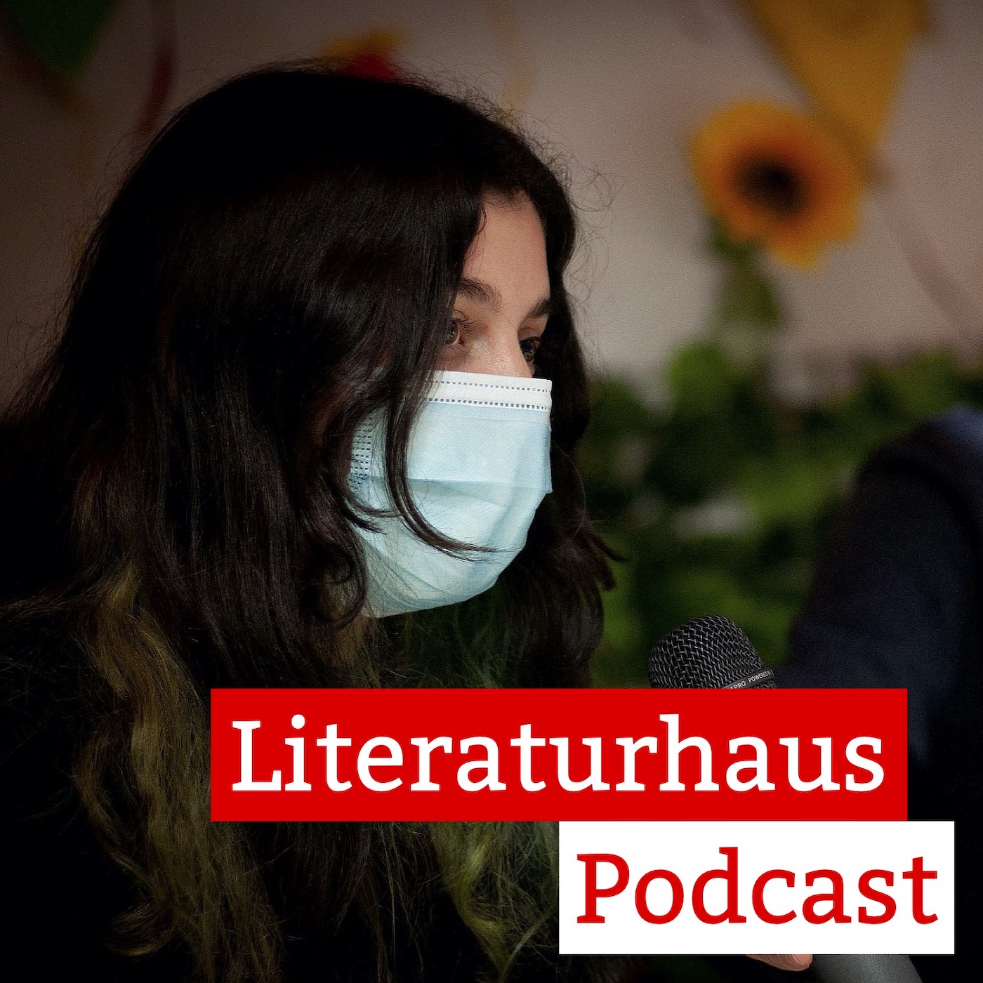 Foto der Schülerin Ecem Keskin mit Mikrofon und Maske und dem Schriftzug des Literaturhaus-Podcasts