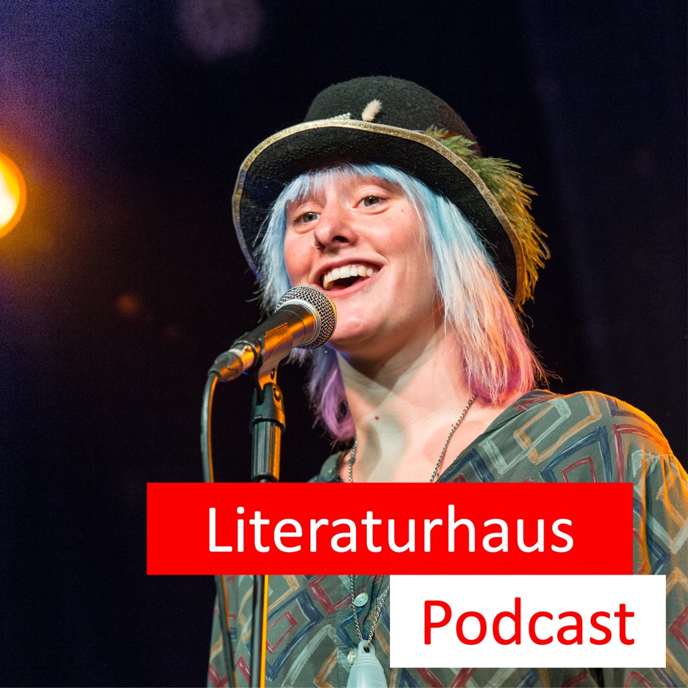Foto von Eva Matz mit Literaturhaus Podcast Logo.