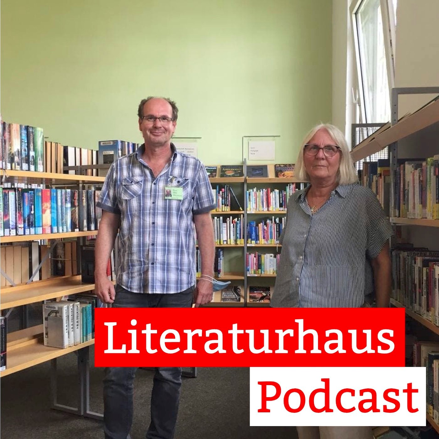 Foto der Gefängnisbibliothek der JVA Bremen mit zwei Mitarbeiter*innen
