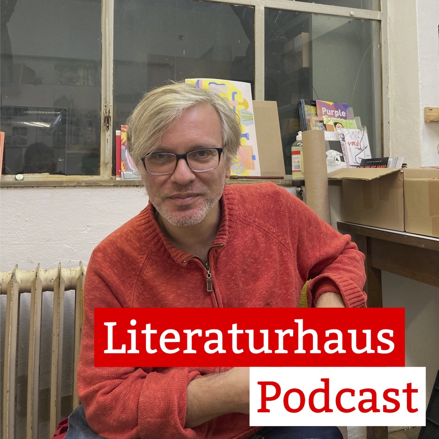 Foto von Gregor Straube mit Schriftzug des Literaturhaus-Podcasts