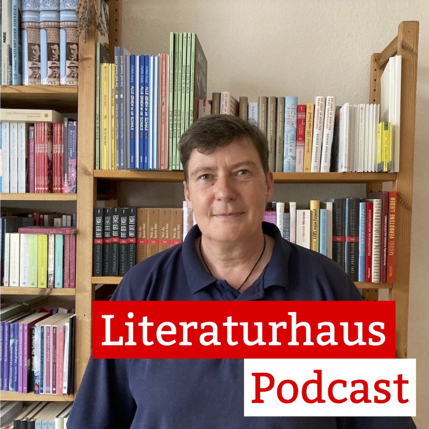 Foto der Übersetzerin Ina Kronenberger vor einem Bücherregal, davor der Schriftzug des Literaturhaus-Podcasts