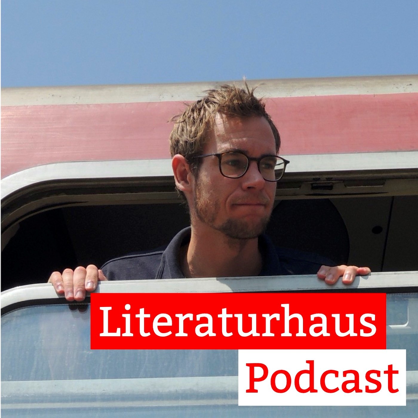 Foto des Comic-Zeichners Jens Genehr, der aus einem Fenster guckt, davor der Schriftzug des Literaturhaus-Podcasts