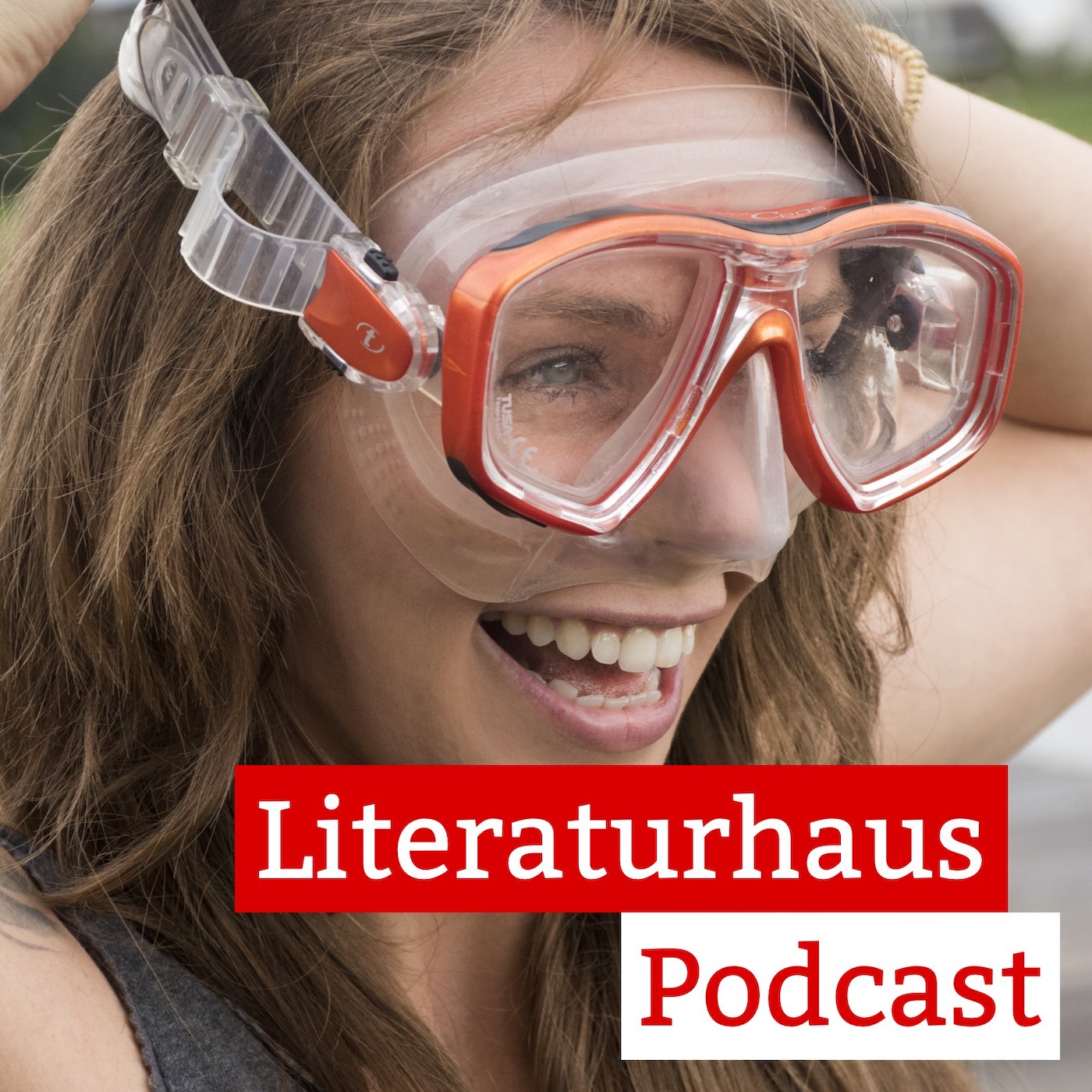 Foto der Schriftstellerin Julia Schnetzer mit Taucherbrille, davor der Schriftzug des Literaturhaus-Podcasts