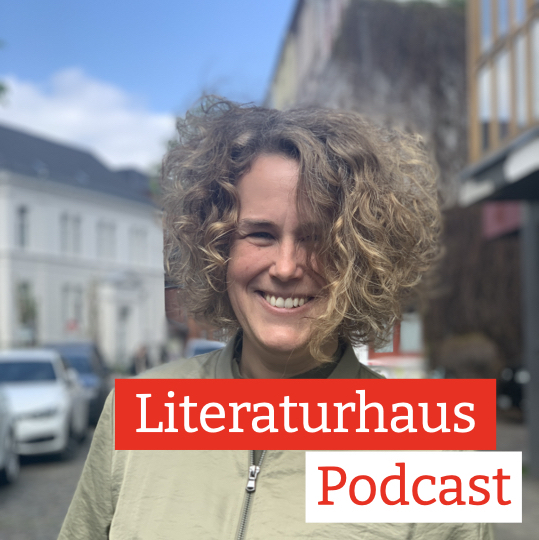 Porträtbild von Katrin Bretschneider mit Literaturhaus Podcast Logo