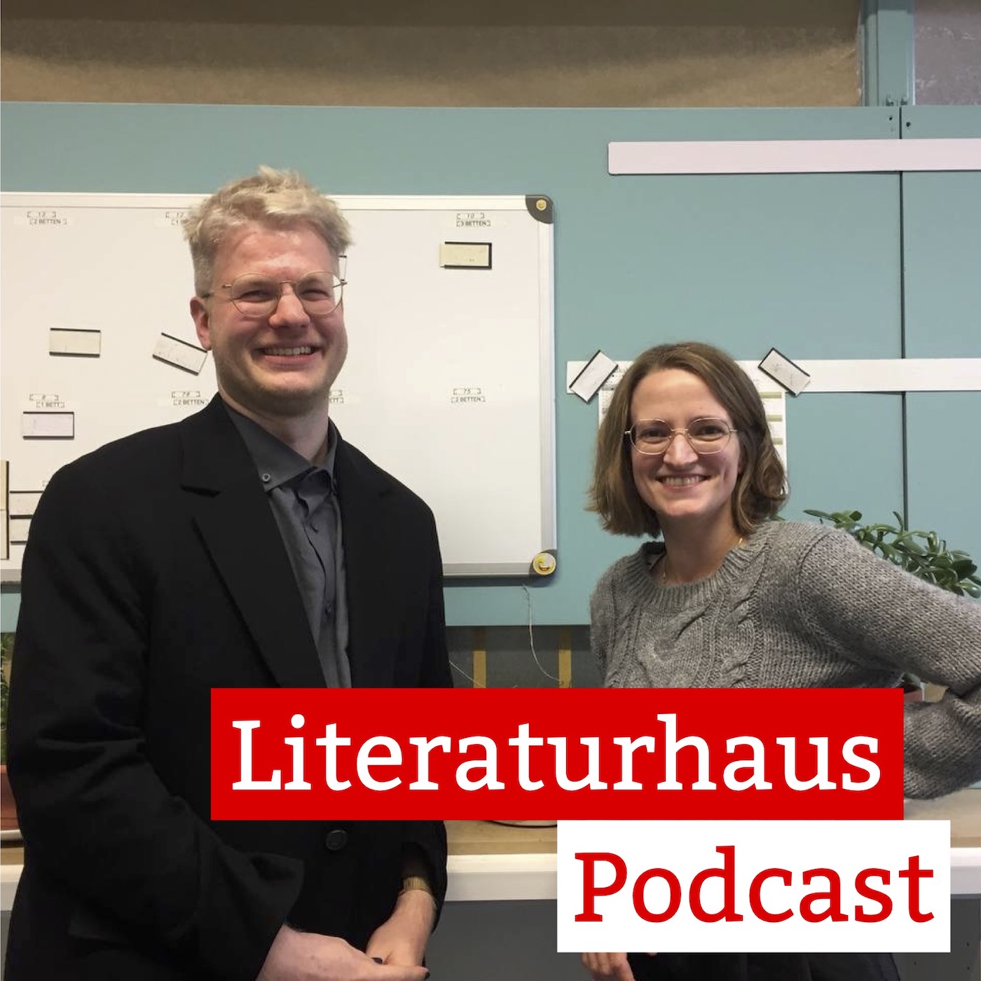 Foto von Daniel Schmidt und Gianna Lange mit dem Schriftzug des Literaturhaus-Podcasts