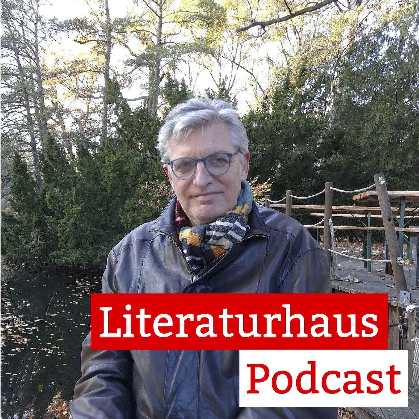 Foto von Lothar Müller im Grünen mit Schriftzug des Literaturhaus-Podcasts
