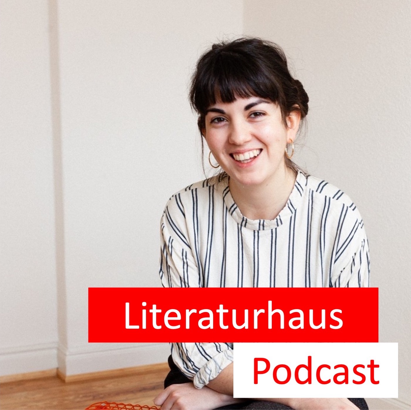 Porträtbild von Nefeli Kavouras mit dem Literaturhaus Podcast Logo