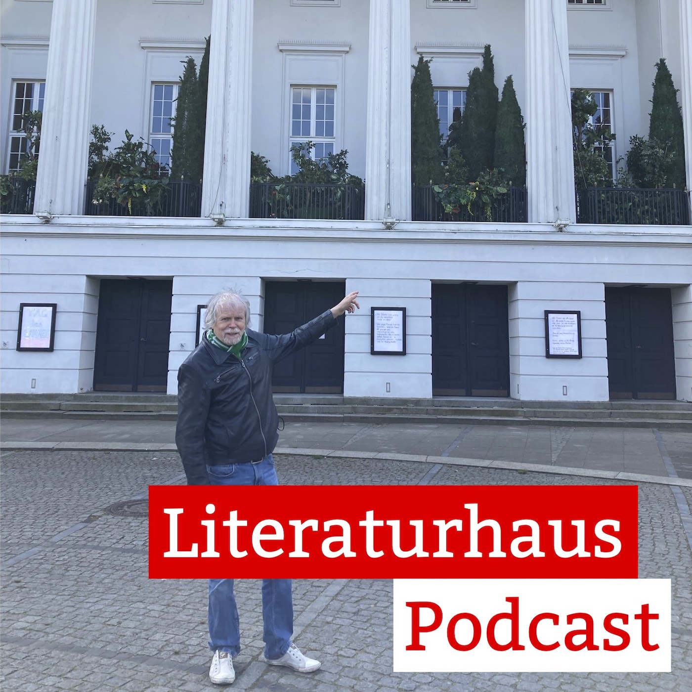 Foto des Schriftstellers Michael Augustin vor dem Theater Bremen, im Vordergrund der Schriftzug des Literaturhaus-Podcasts