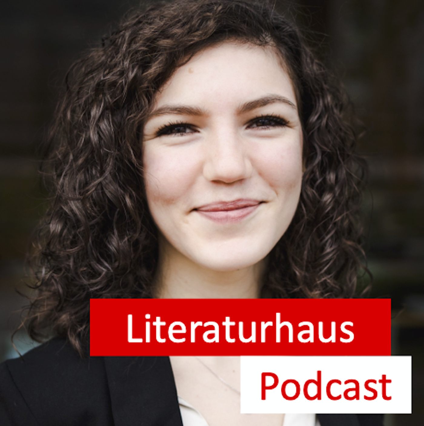 Porträtbild von Nilüfer Türkmen mit Literaturhaus-Podcast Logo.