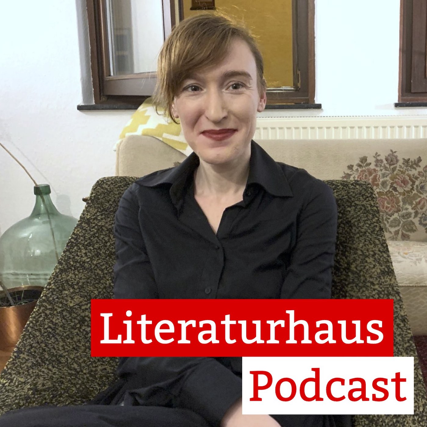 Foto der Autorin Nora Bossong mit Schriftzug des Literaturhaus-Podcasts