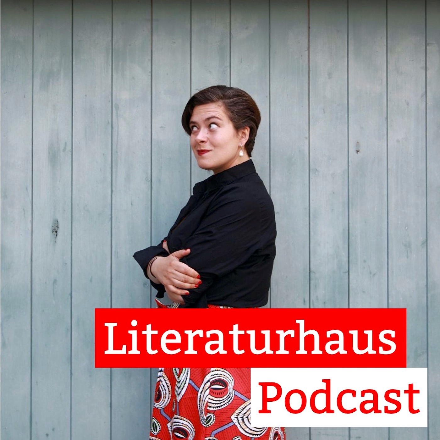 Foto der Lyrikerin Nora Gomringer hinter dem Literaturhaus-Podcast Schriftzug