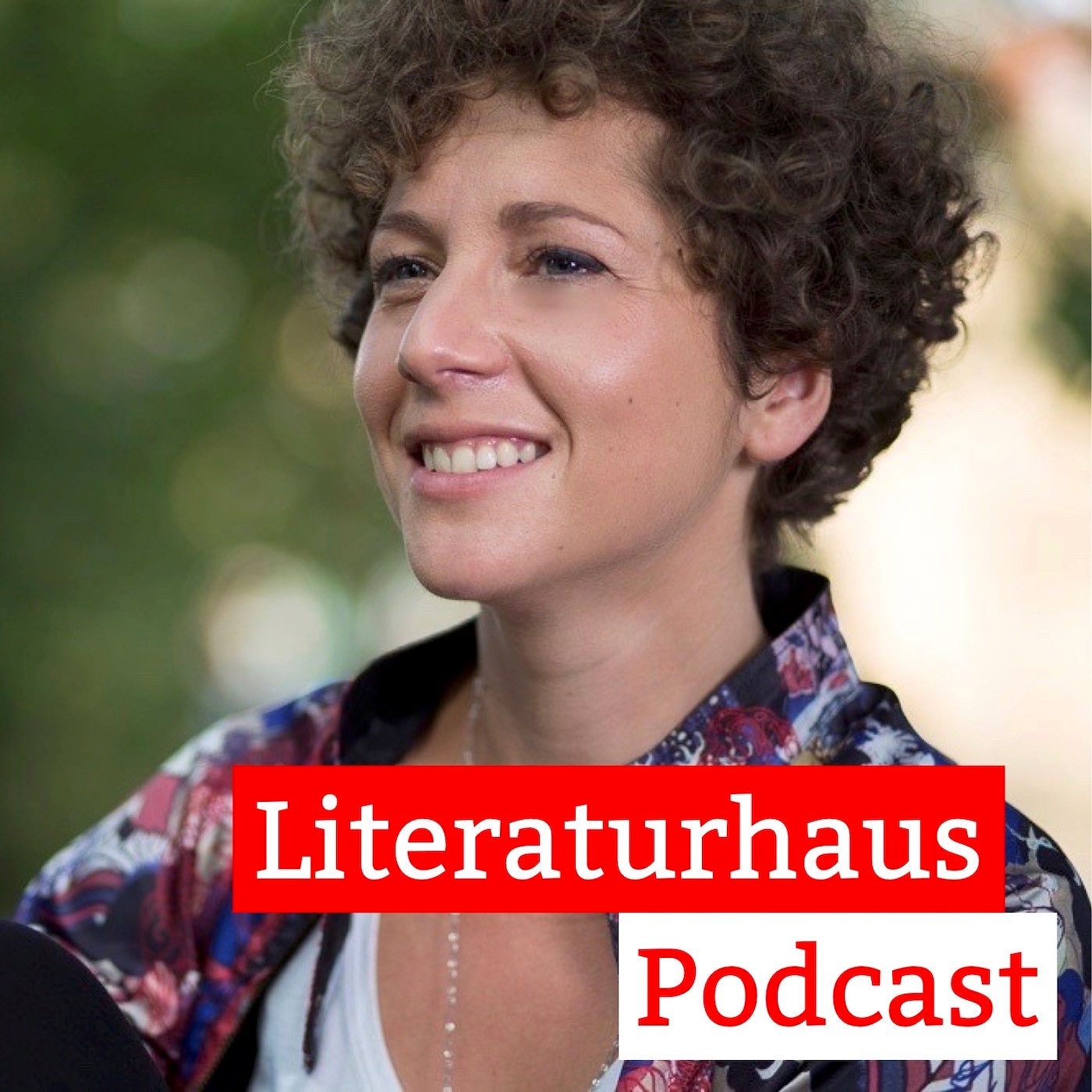 Foto von Sasha Marianna Salzmann mit Schriftzug des Literaturhaus-Podcasts