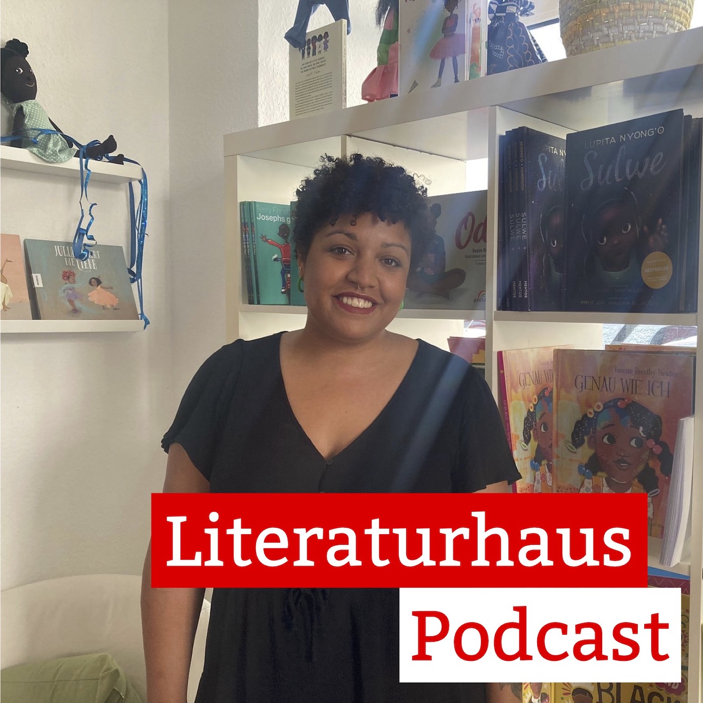 Foto von Maimuna Sallah in der Schwarzen Kinderbibliothek mit dem Schriftzug des Literaturhaus-Podcasts
