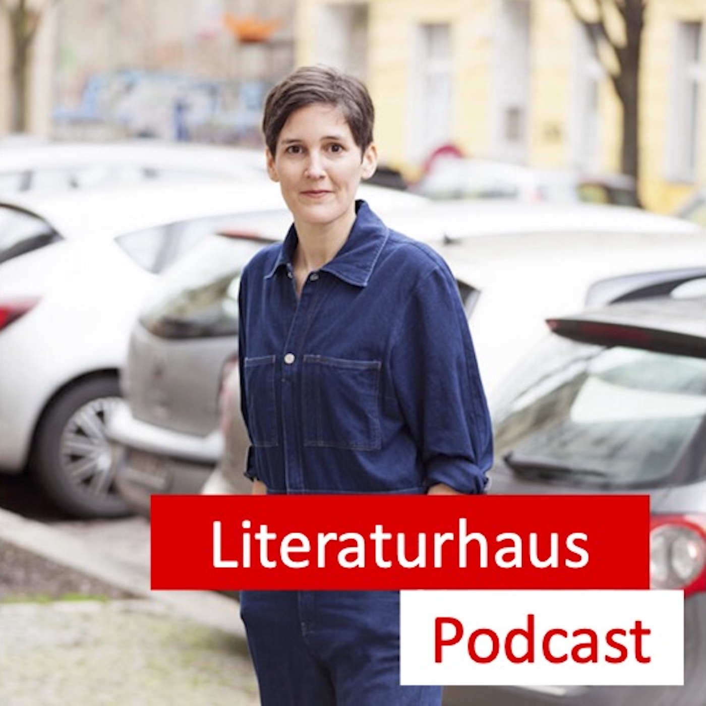 Porträtbild von Anke Stelling mit dem Literaturhaus-Podcast Logo.