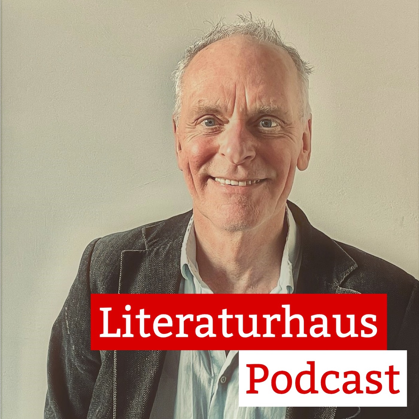 Portrait des Kinderbuchautors Will Gmehling hinter dem Schriftzug des Literaturhaus-Podcasts