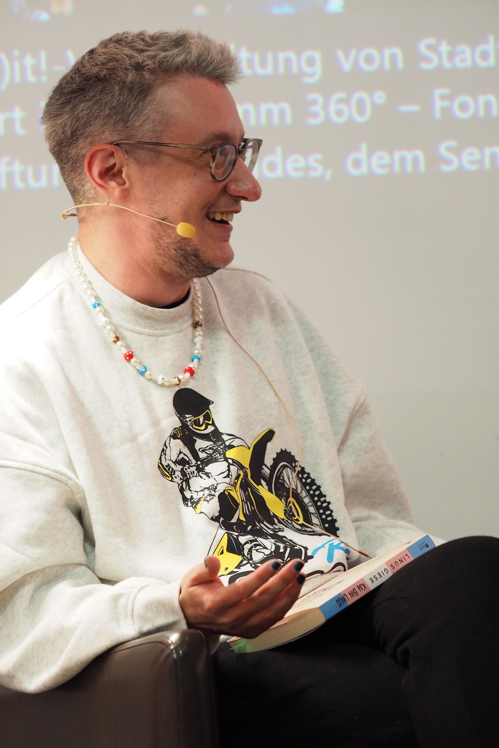 Linus Giese lacht bei seiner Lesung