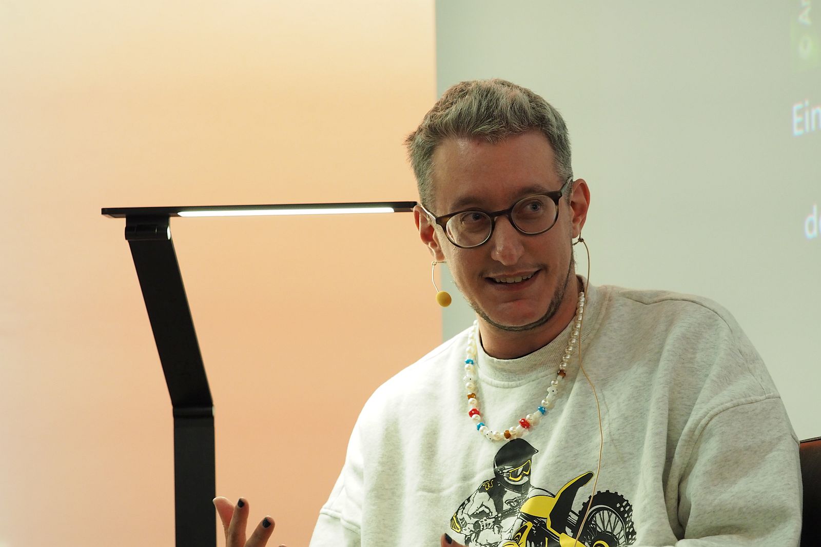 Linus Giese in Nahaufnahme bei seiner Lesung