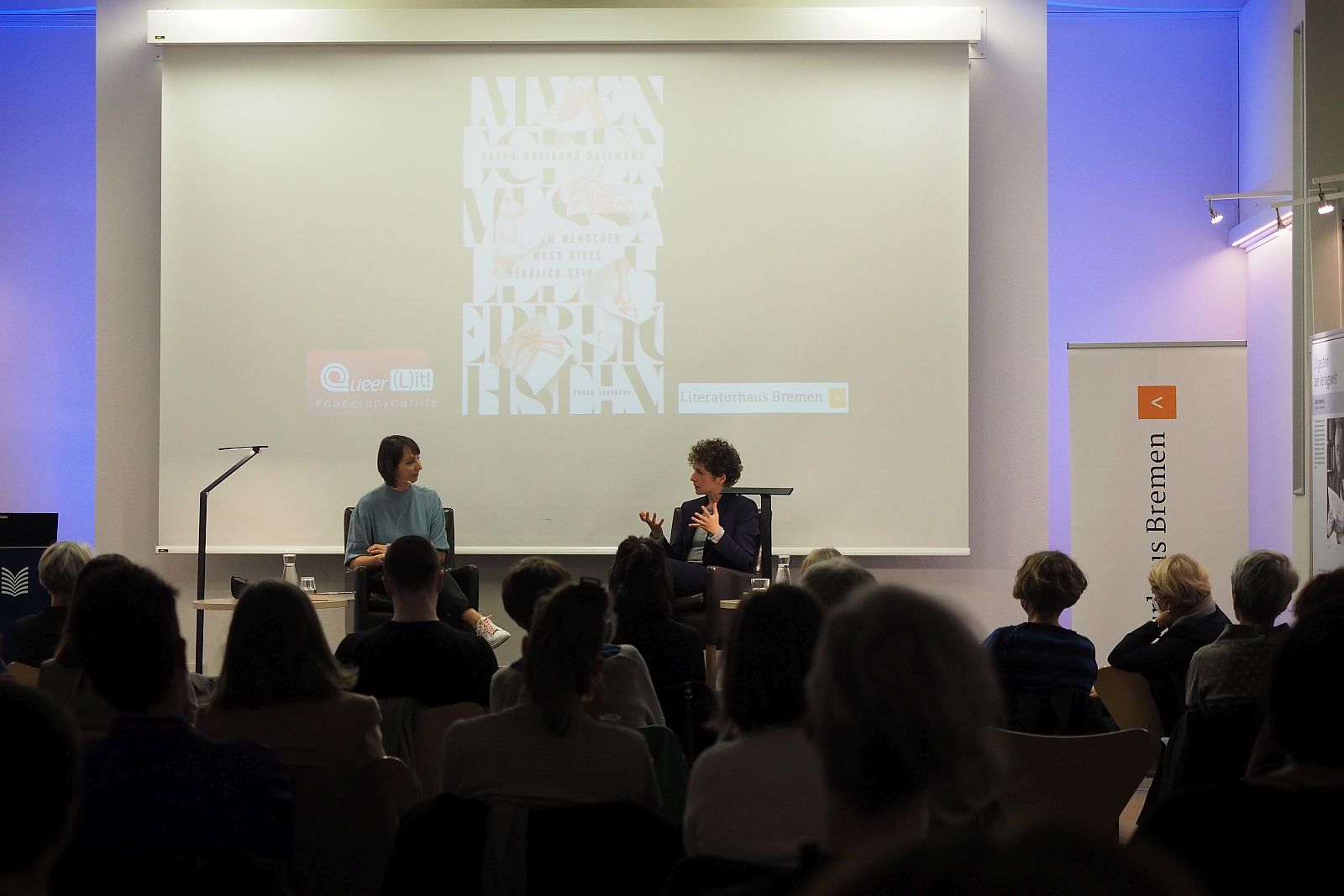 Der Wall-Saal mit Publikum und Esther Willbrandt und Sasha Marianna Salzmann auf der Bühne