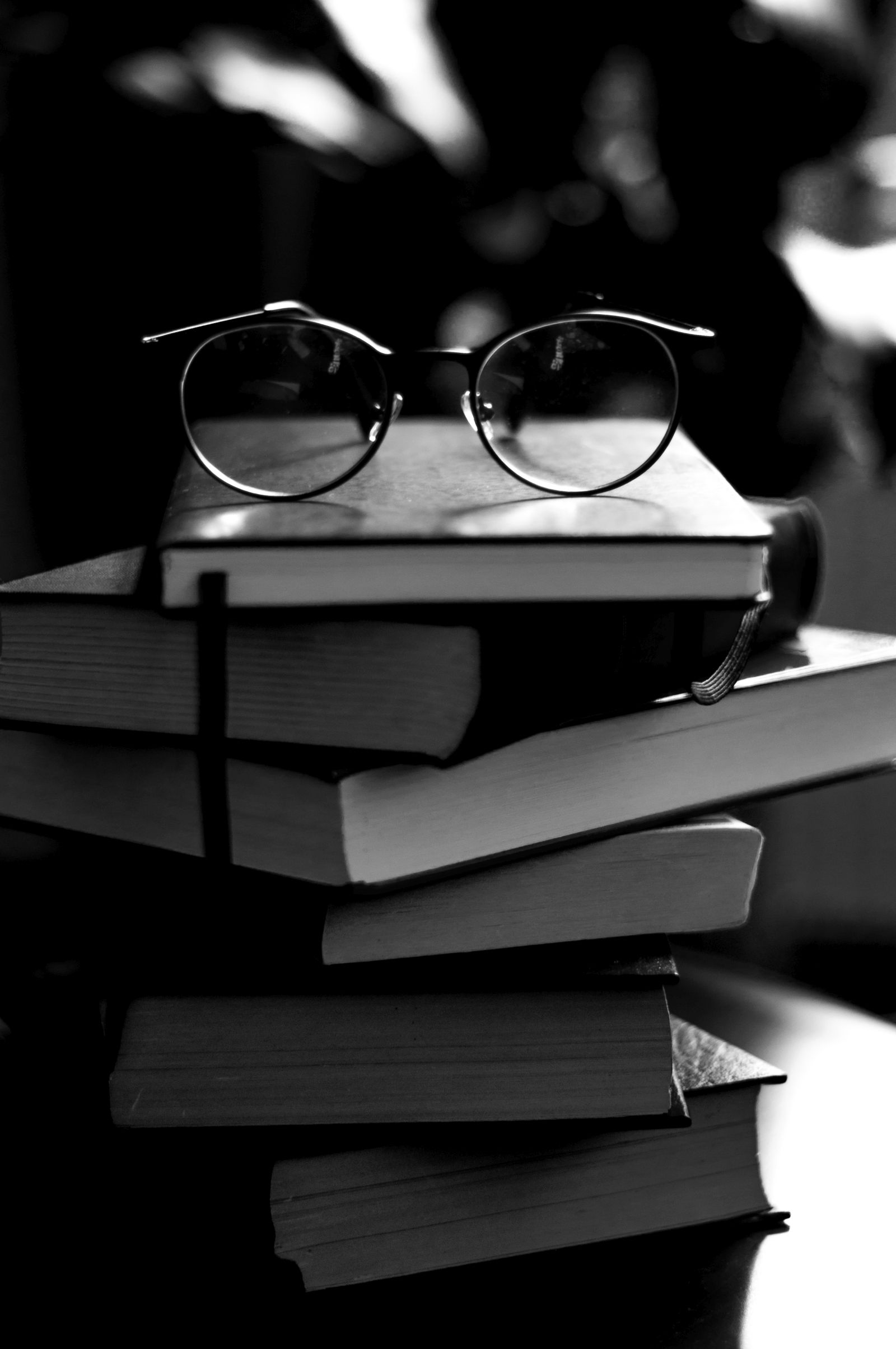 Bücherstapel mit Brille