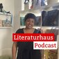 Foto von Maimuna Sallah in der Schwarzen Kinderbibliothek mit dem Schriftzug des Literaturhaus-Podcasts