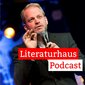 Foto von Sebastian Butte hinter dem Schriftzug des Literaturhaus-Podcasts