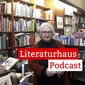Foto von Angelika Plückebaum mit Schriftzug des Literaturhaus-Podcasts
