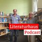 Foto der Gefängnisbibliothek der JVA Bremen mit zwei Mitarbeiter*innen