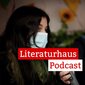 Foto der Schülerin Ecem Keskin mit Mikrofon und Maske und dem Schriftzug des Litertaurhaus-Podcasts