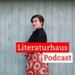 Foto der Lyrikerin Nora Gomringer hinter dem Literaturhaus-Podcast Schriftzug