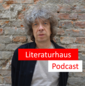 Porträtfoto von Thomas Stangl mit Literaturhaus Podcast Aufschrift 