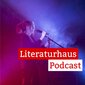 Foto von Lucia Lucia auf einer Bühne mit dem Schriftzug des Literaturhaus-Podcasts