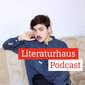 Porträtbild von Aron Boks mit Literaturhaus Podcast Logo
