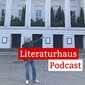 Foto des Schriftstellers Michael Augustin vor dem Theater Bremen, im Vordergrund der Schriftzug des Literaturhaus-Podcasts