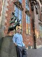 Das Bild zeigt Alejandro Radawski neben den Bremer Stadtmusikanten.