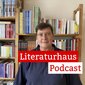 Foto der Übersetzerin Ina Kronenberger vor einem Bücherregal, davor der Schriftzug des Literaturhaus-Podcasts