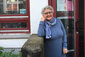 Birgid Hanke vor ihrem Schreibatelier