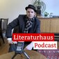 Foto des Slam-Poeten Bas Böttcher mit dem Podcast-Schriftzug